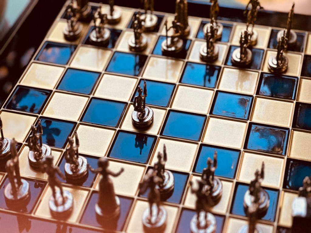 Fushë shahu me gurë metalikë, simbol i strategjisë për 21 vitet e Vatra
