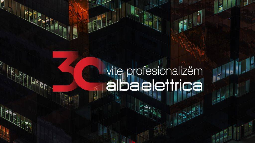 Logoja e 30-vjetorit të Alba Elettrica mbi një ndërtesë zyrash natën